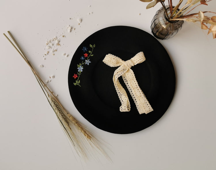 Beretele de lână 100 % brodate manual sunt un accesoriu elegant şi rafinat, care adaugă un strop de originalitate oricărei ţinute!