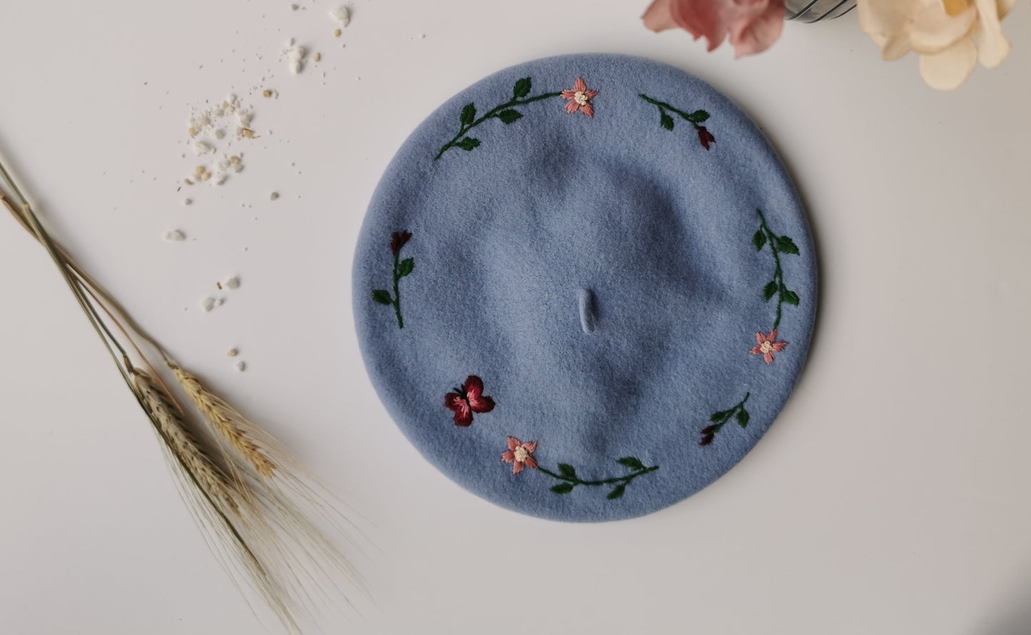 Beretă baby blue brodată manual cu flori şi fluture