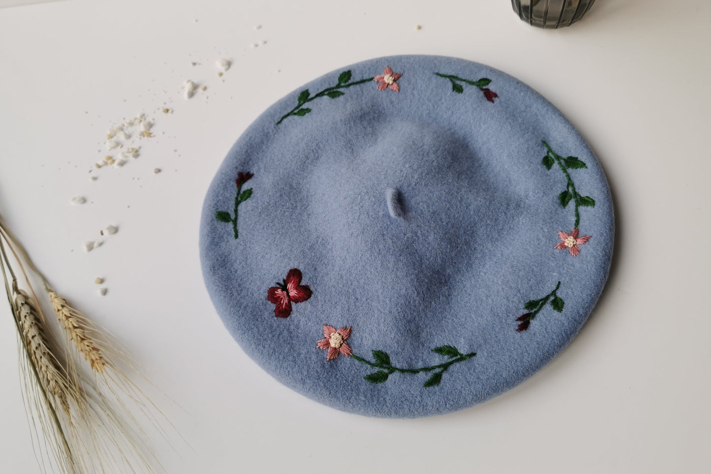 Beretă baby blue brodată manual cu flori şi fluture