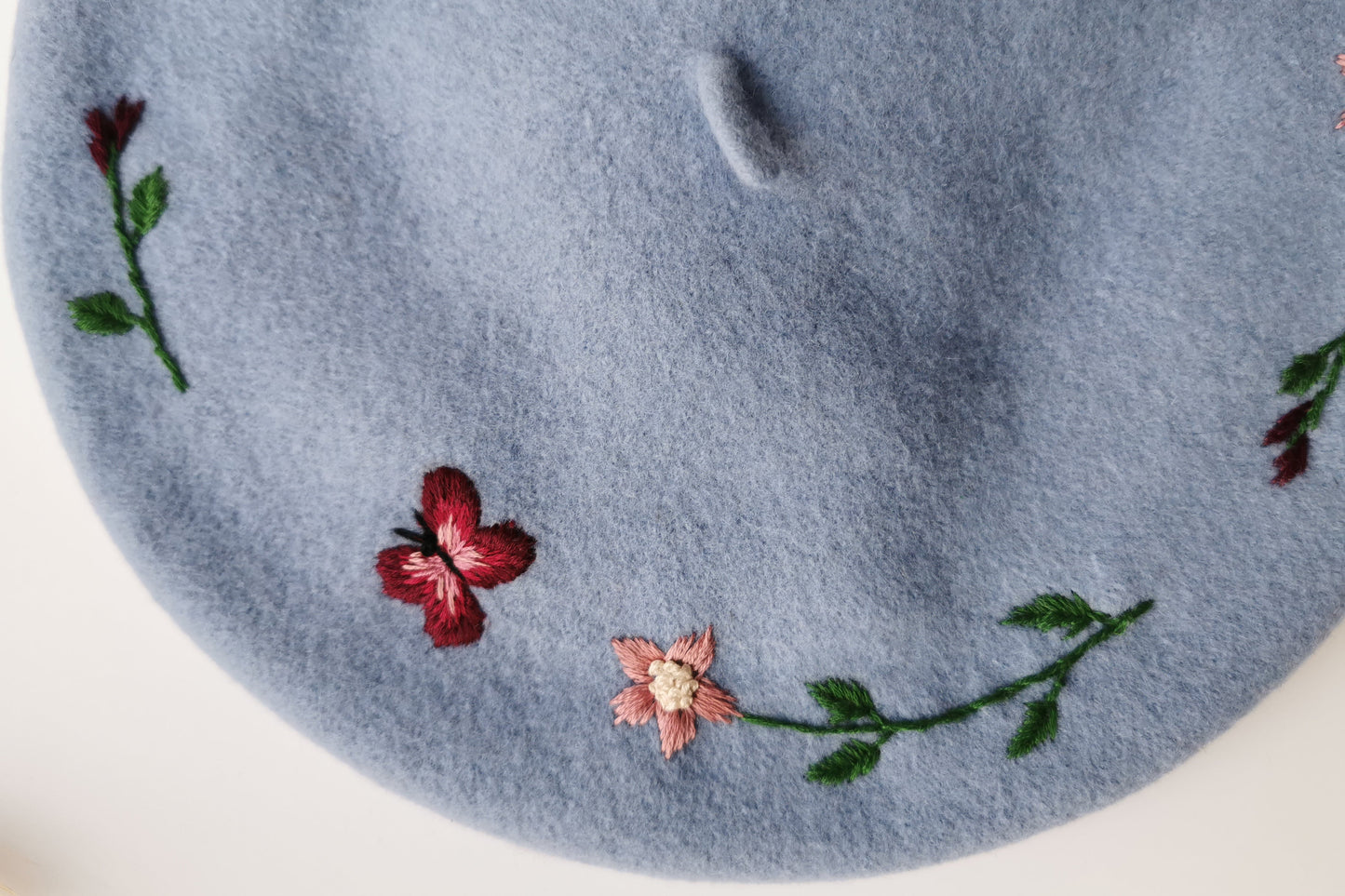 Beretă baby blue brodată manual cu flori şi fluture