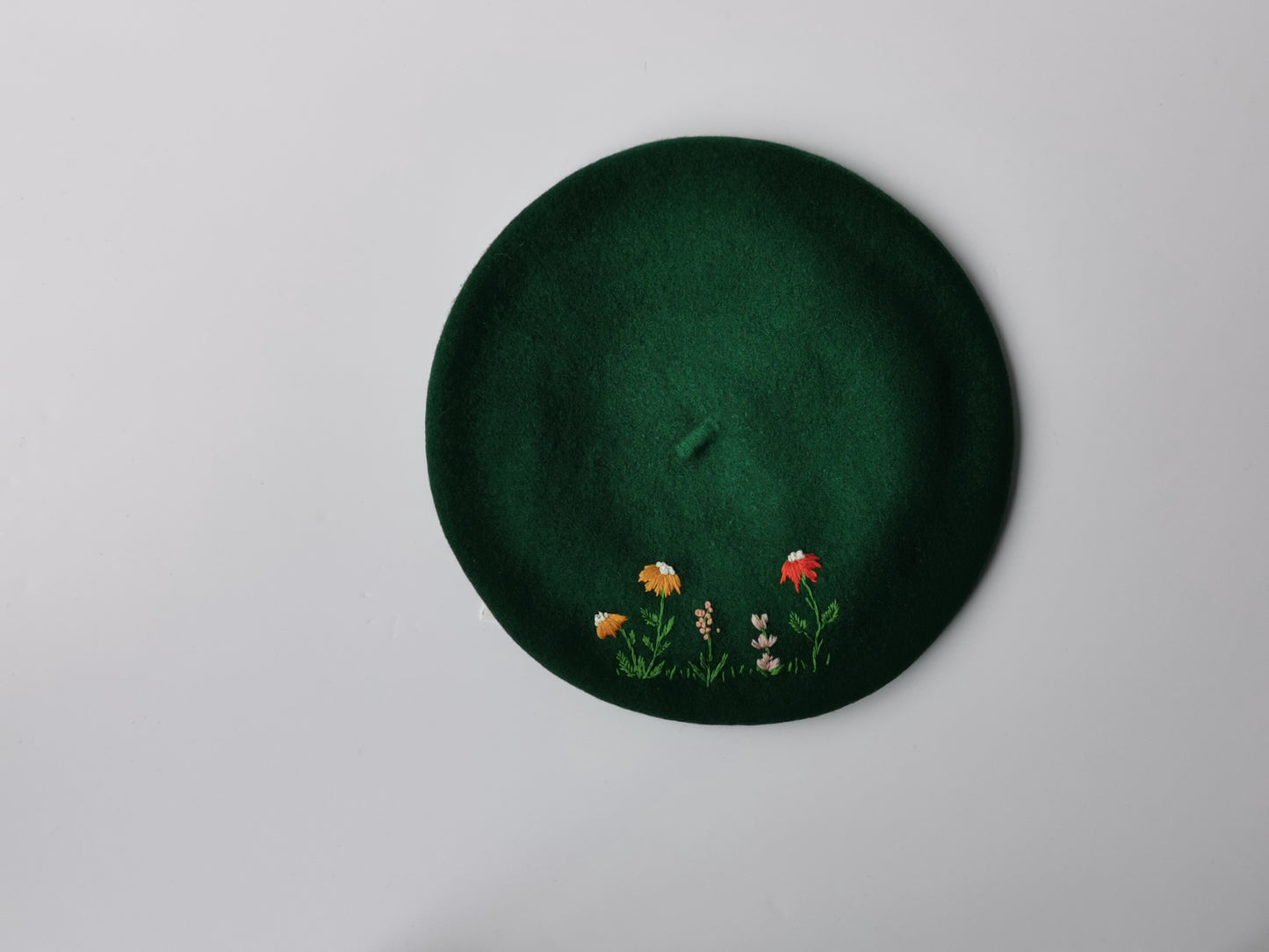 Beretă verde de lână cu flori de primavară