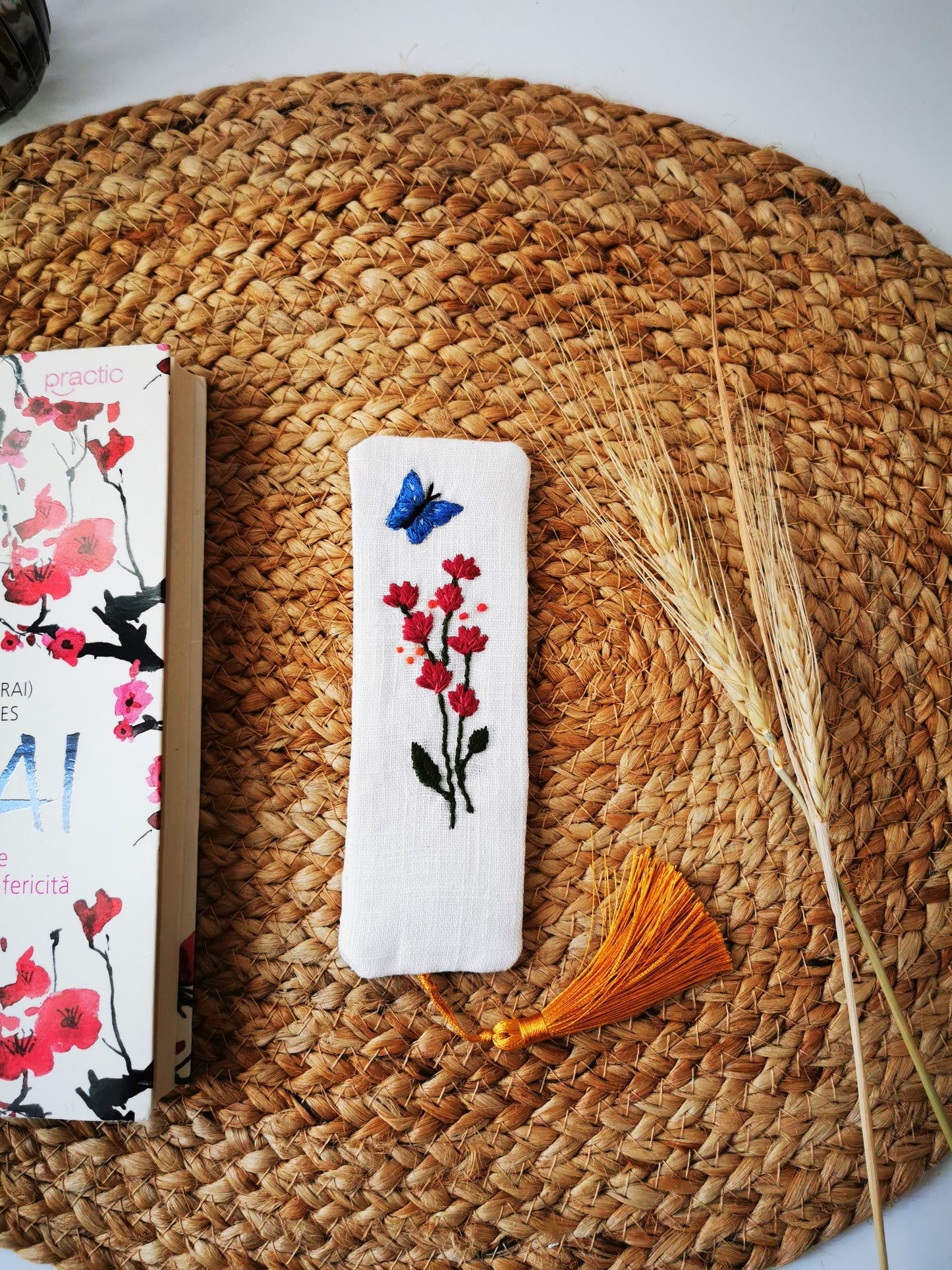 Semn de carte cu flori şi fluture