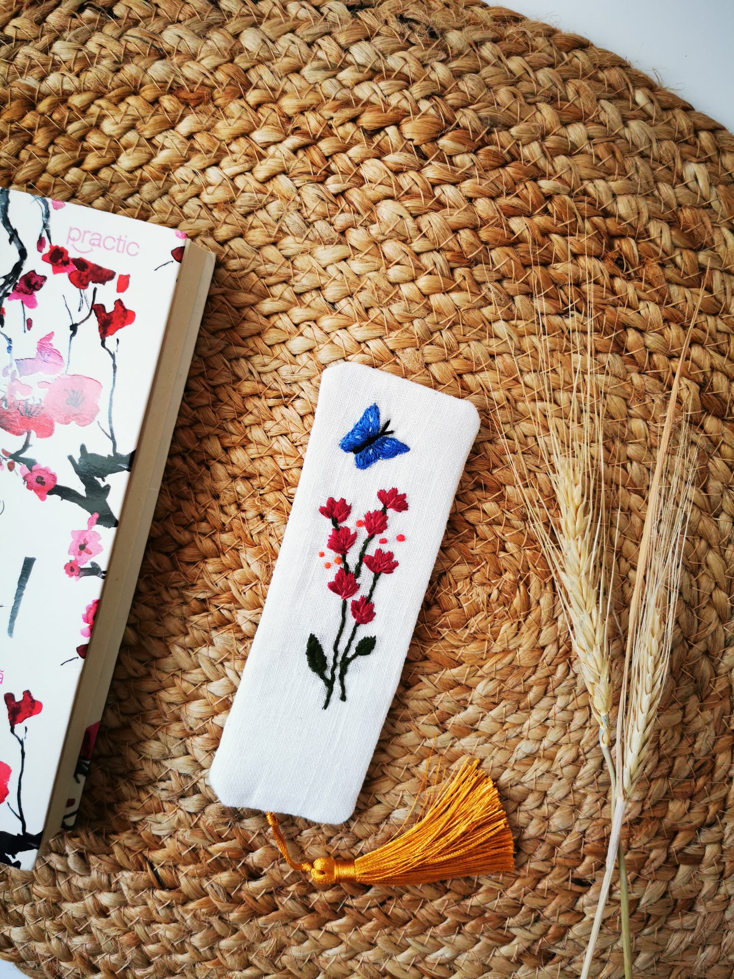 Semn de carte cu flori şi fluture