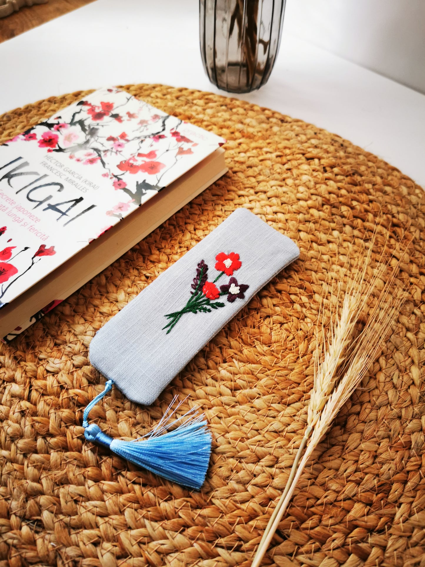 Semn de carte cu buchet de flori si maci