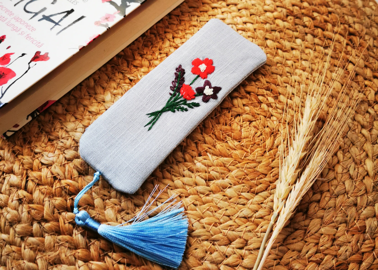 Semn de carte cu buchet de flori si maci