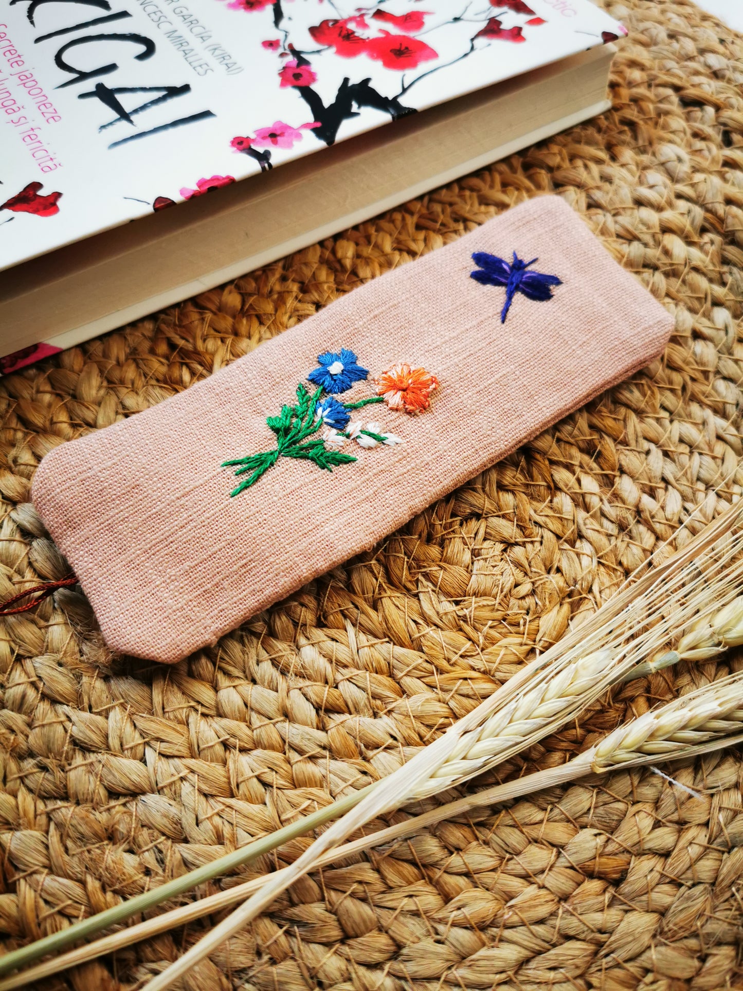Semn de carte cu buchet de flori şi libelulă