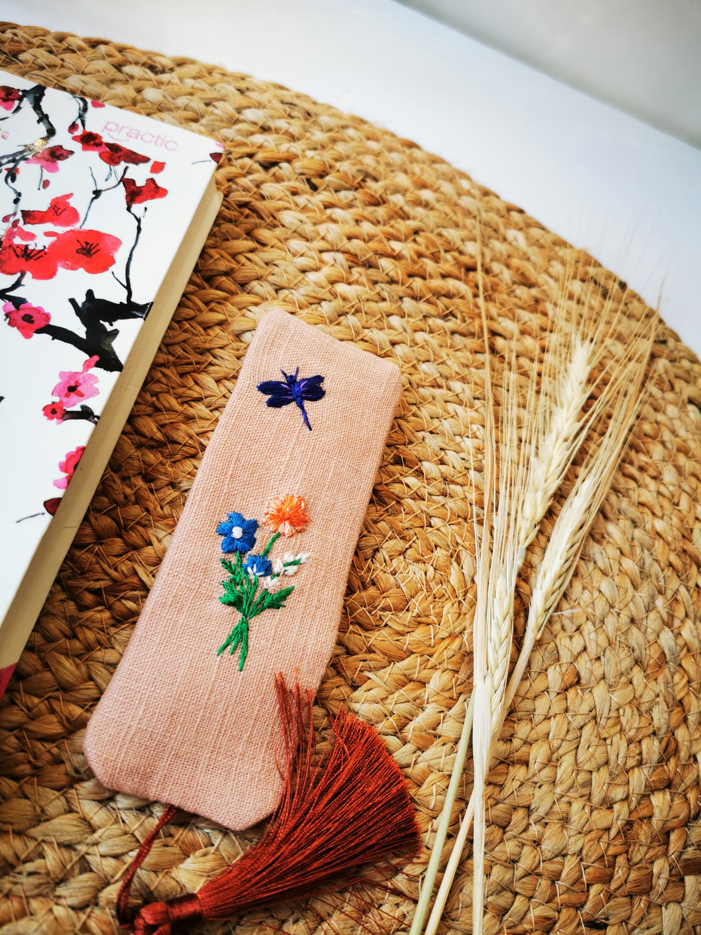 Semn de carte cu buchet de flori şi libelulă