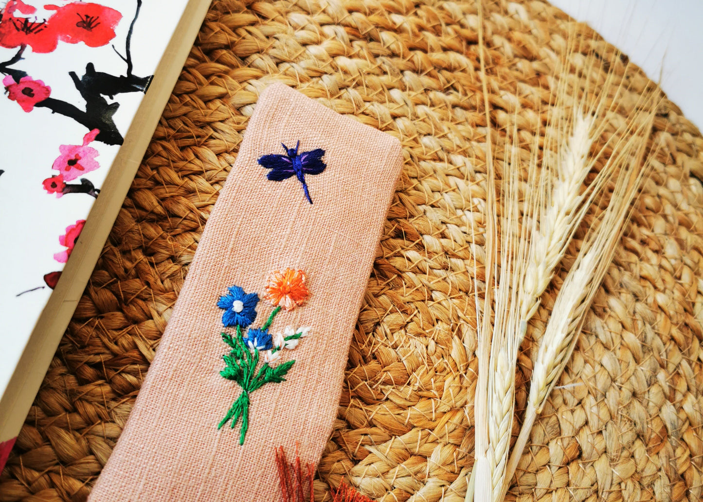 Semn de carte cu buchet de flori şi libelulă