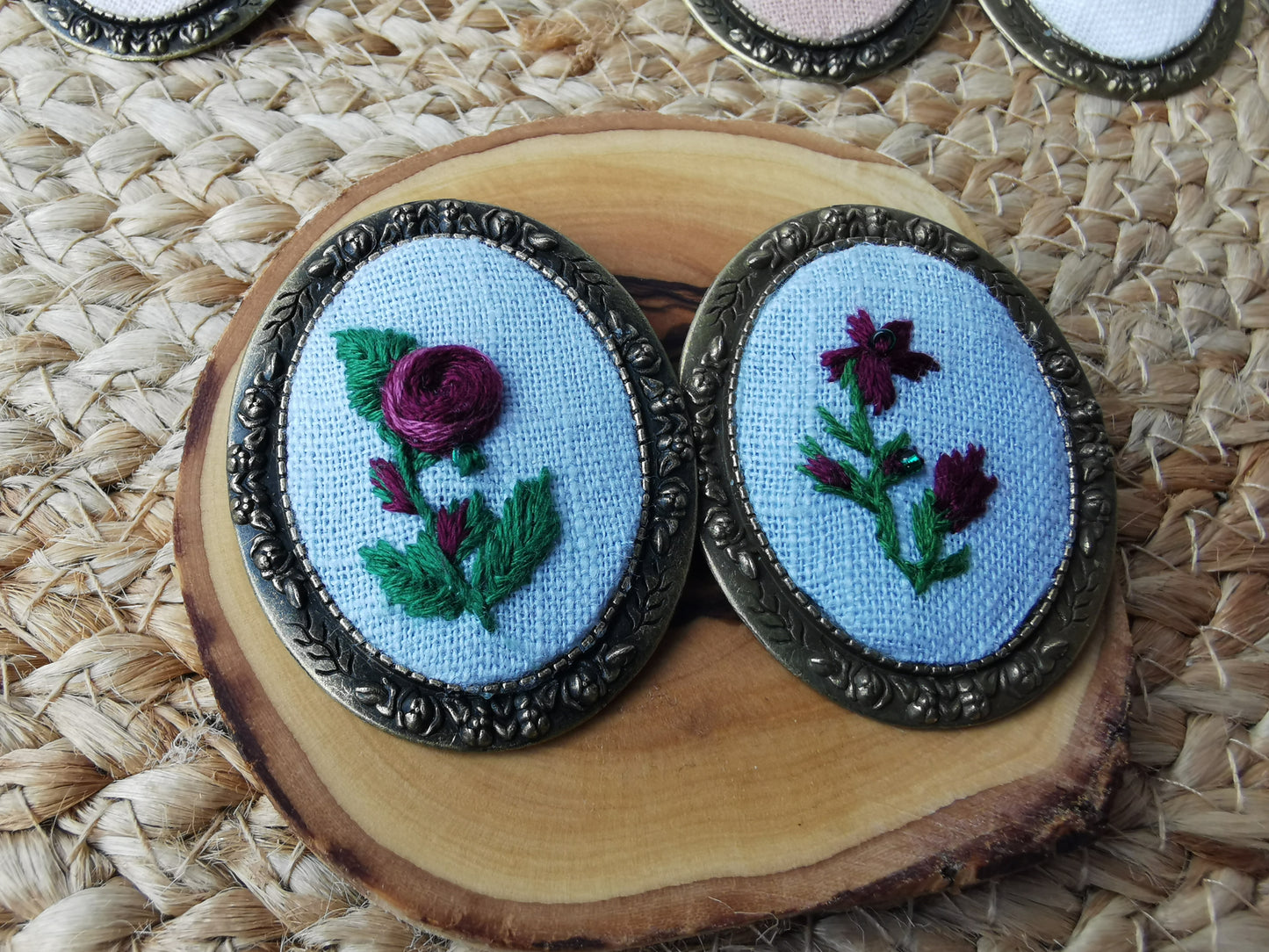Broşă vintage cu flori vişinii