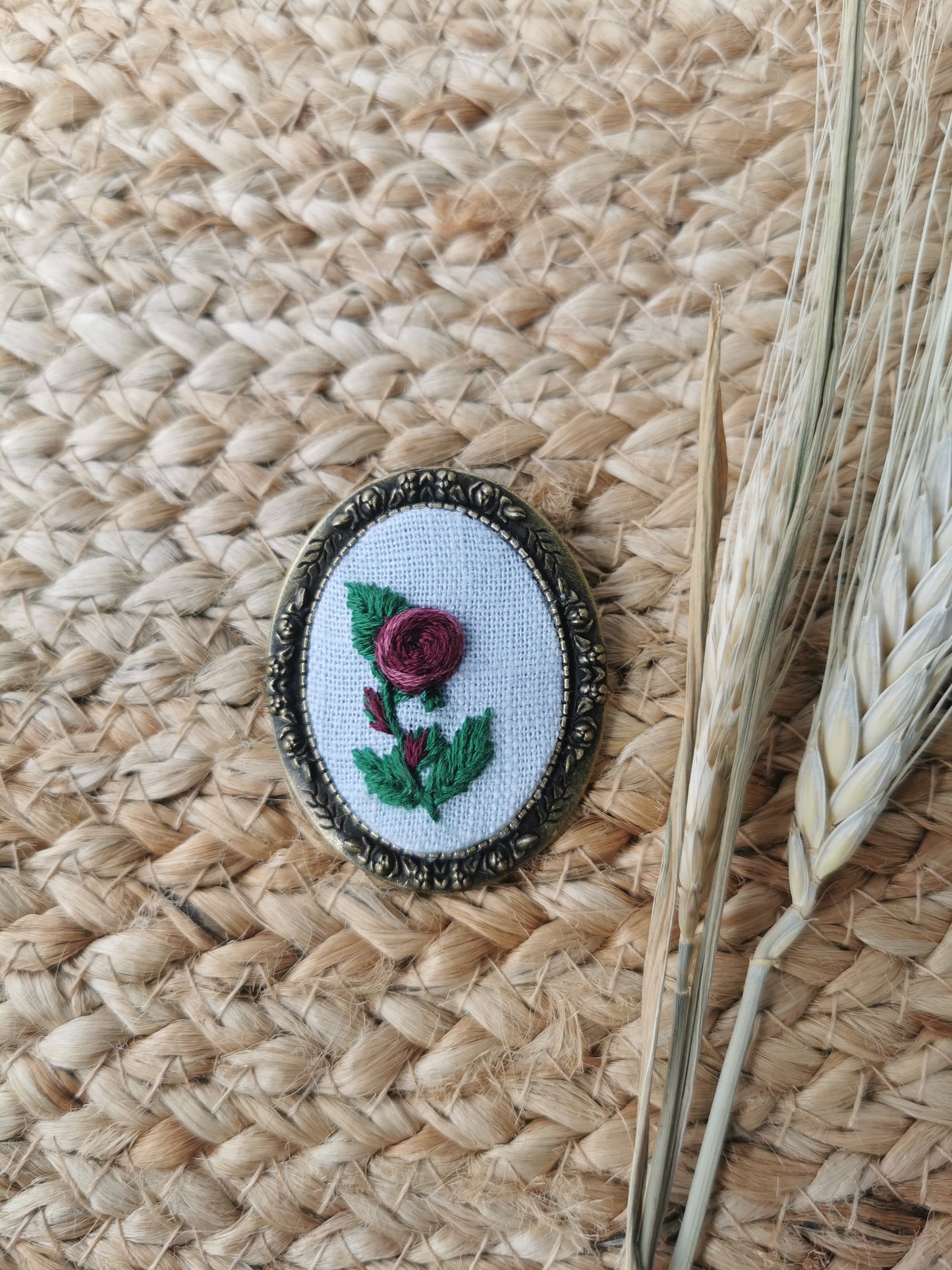 Broşă vintage cu trandafir bordeaux
