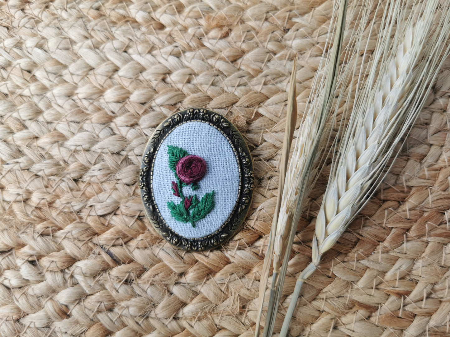 Broşă vintage cu trandafir bordeaux