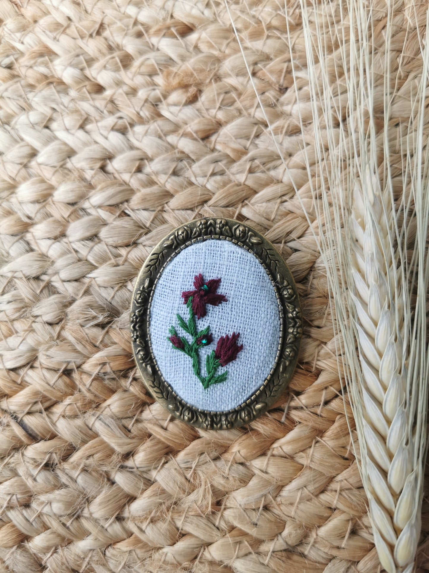 Broşă vintage cu flori vişinii