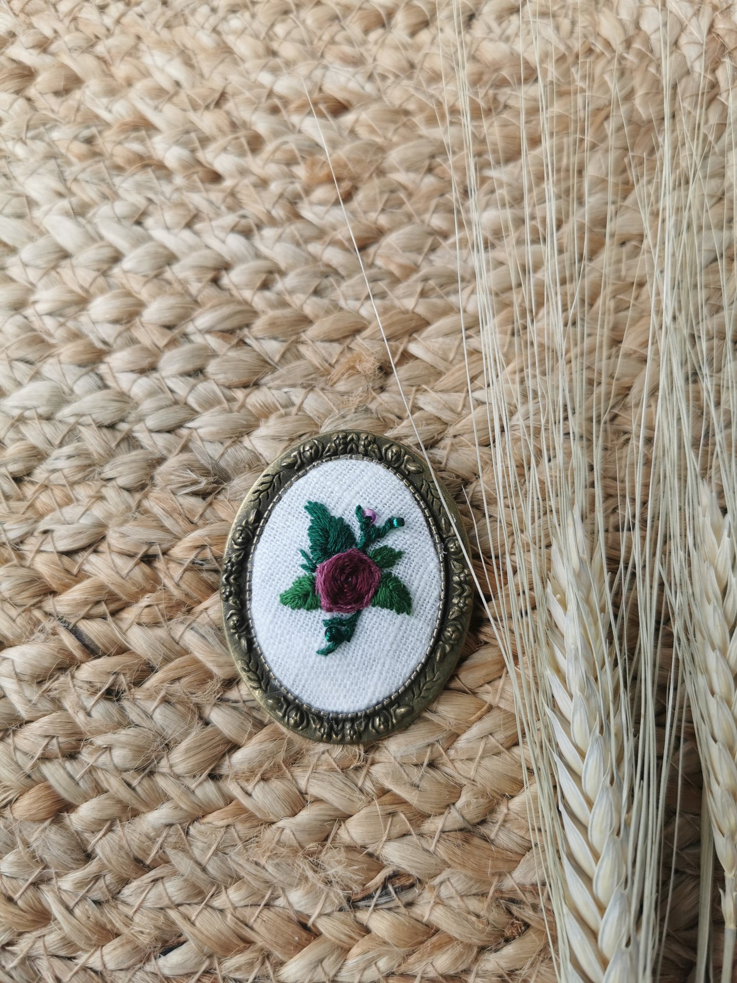 Broşă vintage trandafir vişiniu