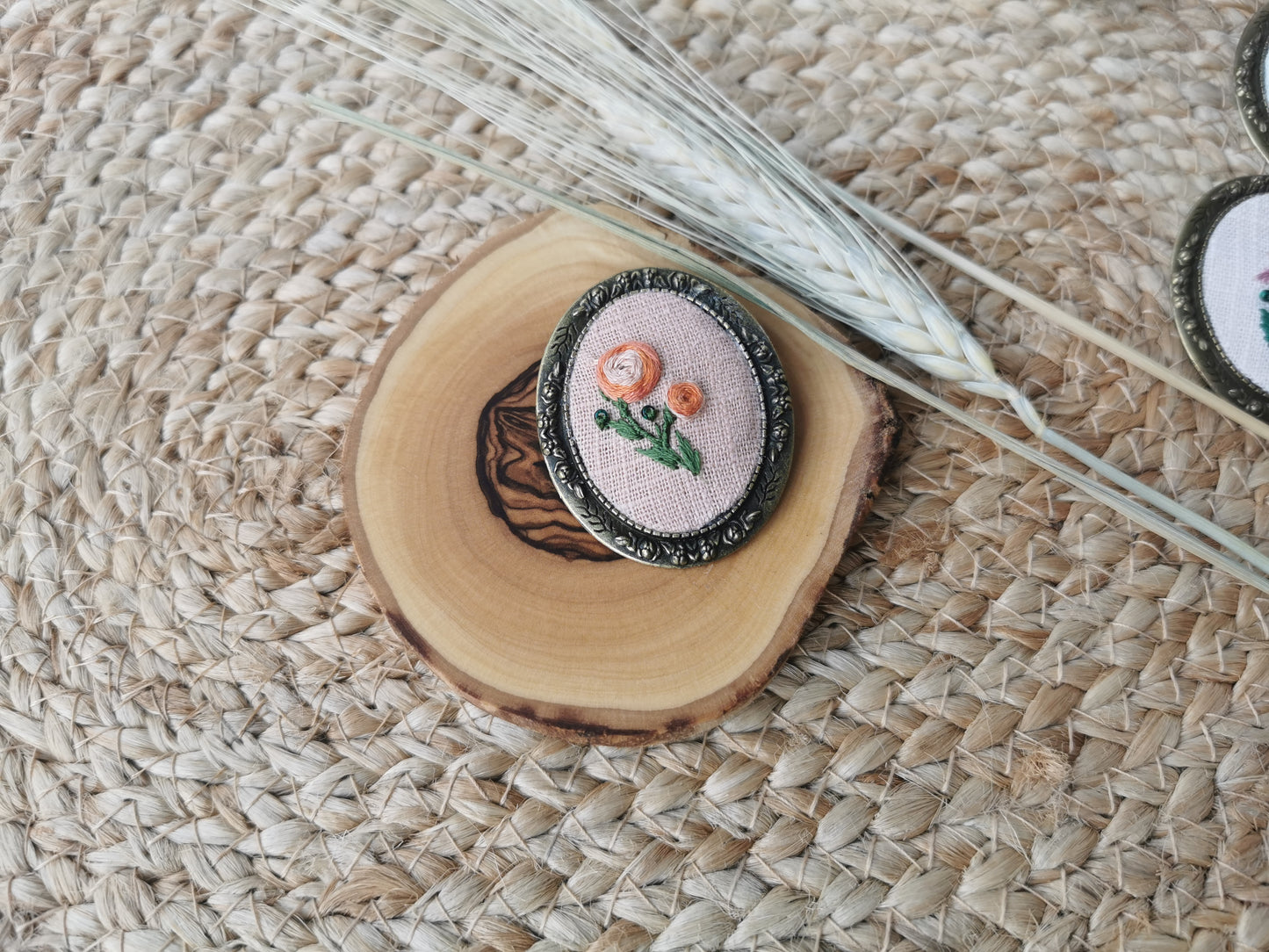 Broşă vintage cu trandafiri cărămizii