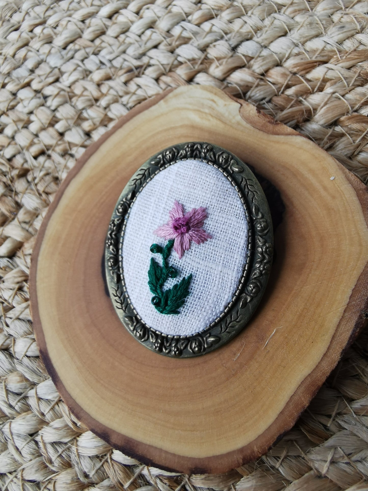 Broşă vintage cu floare roz