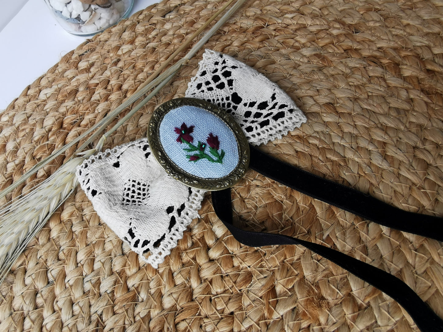 Broşă vintage cu flori vişinii