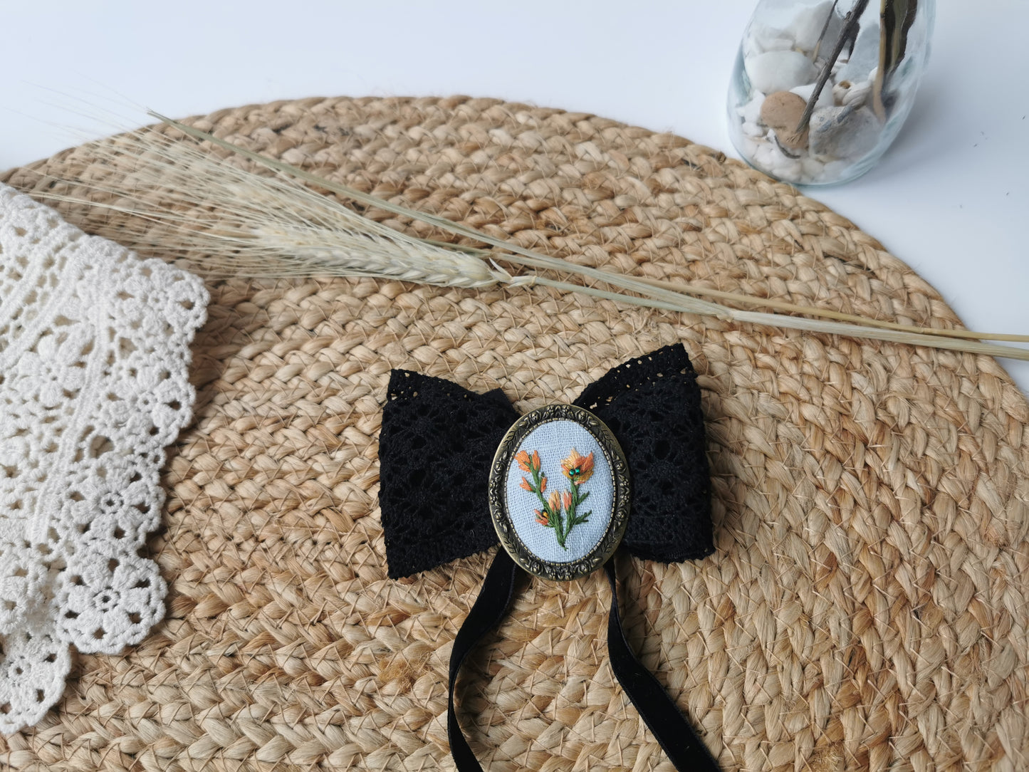 Broşă vintage cu flori cărămizii