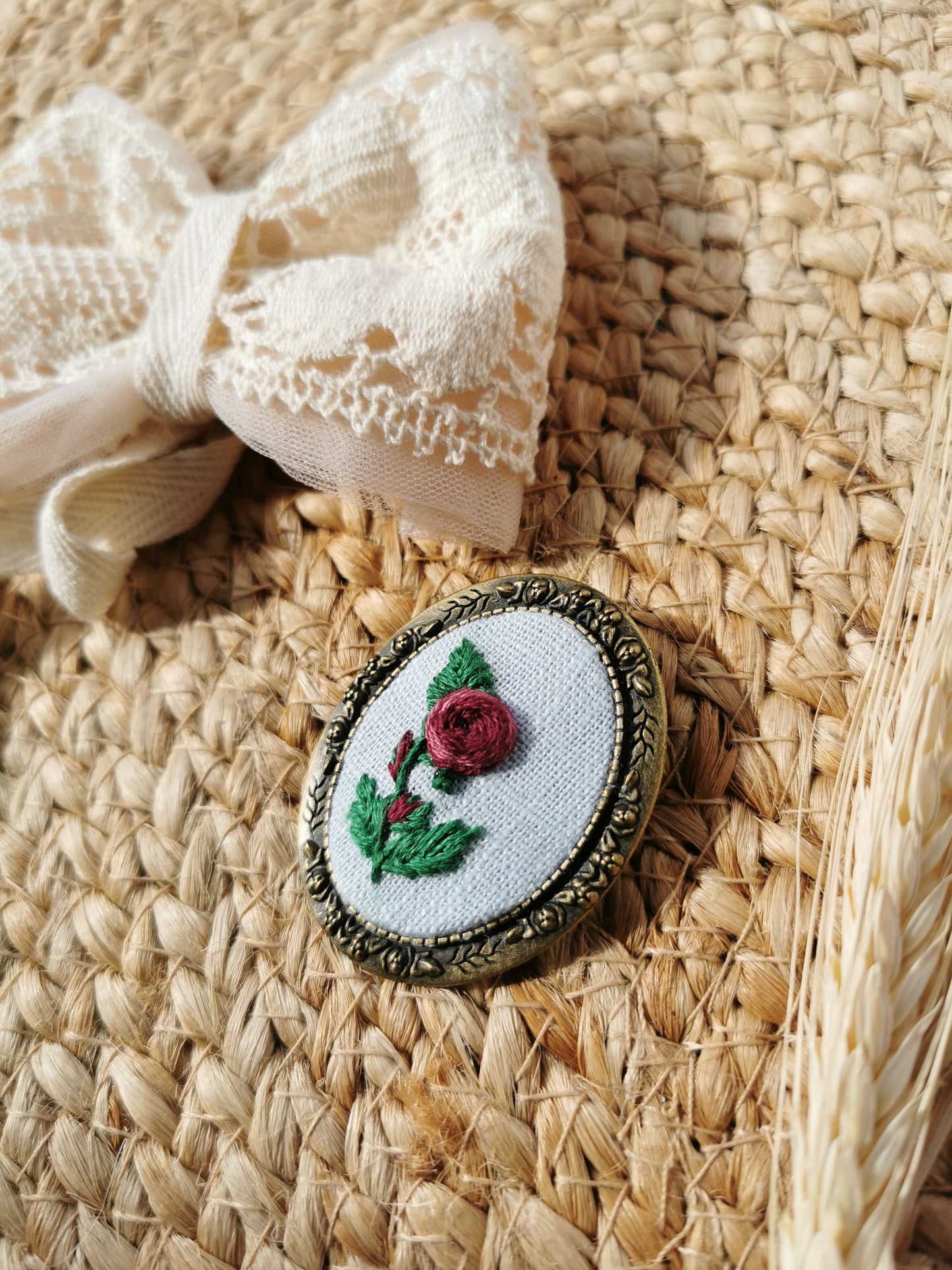 Broşă vintage cu trandafir bordeaux