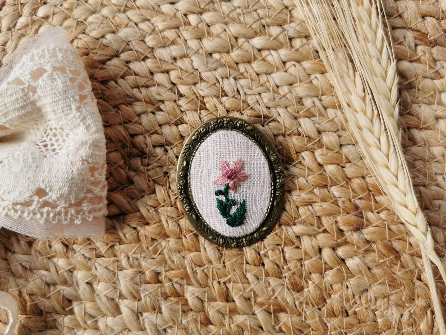 Broşă vintage cu floare roz
