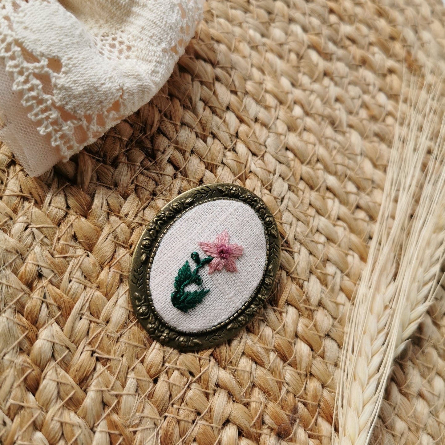 Broşă vintage cu floare roz