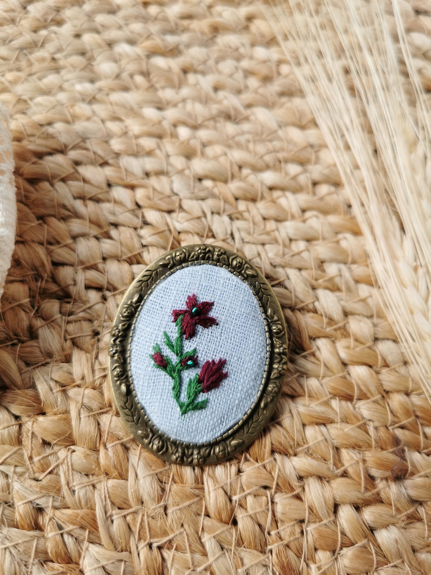 Broşă vintage cu flori vişinii