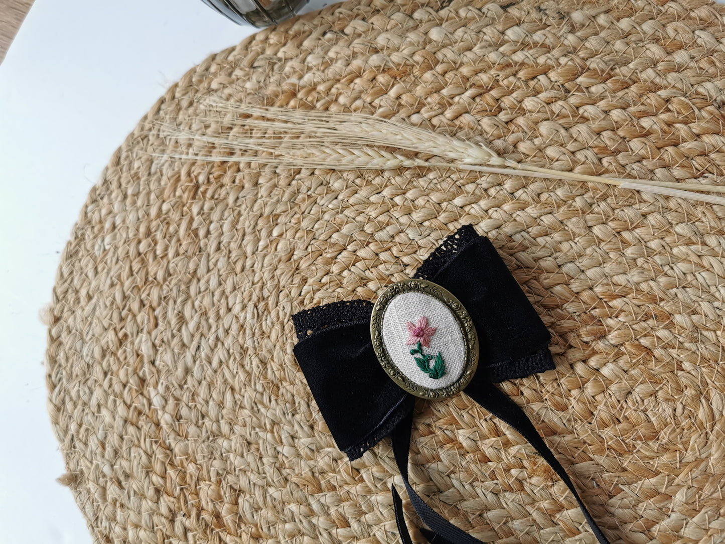 Broşă vintage cu floare roz