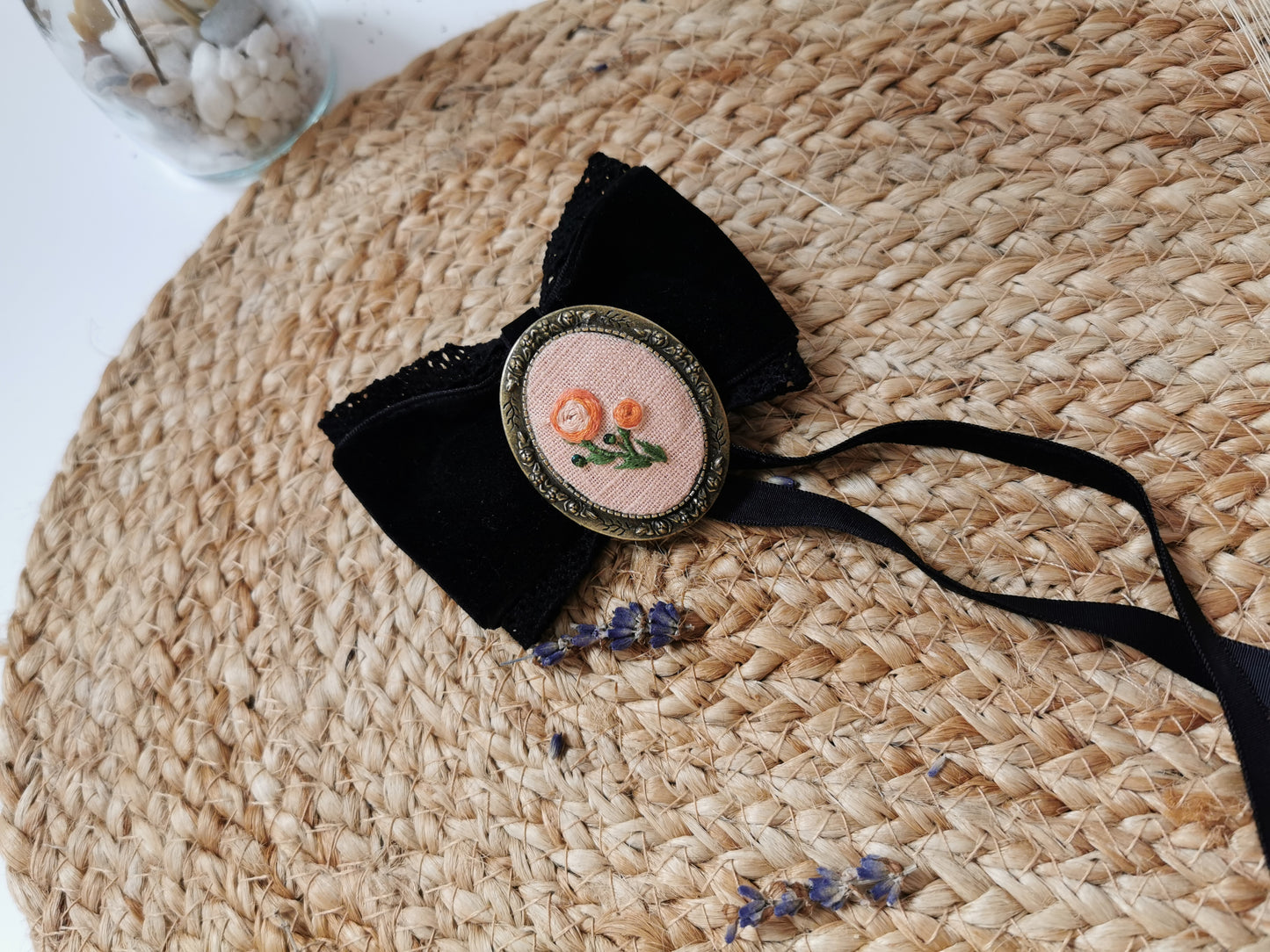 Broşă vintage cu trandafiri cărămizii