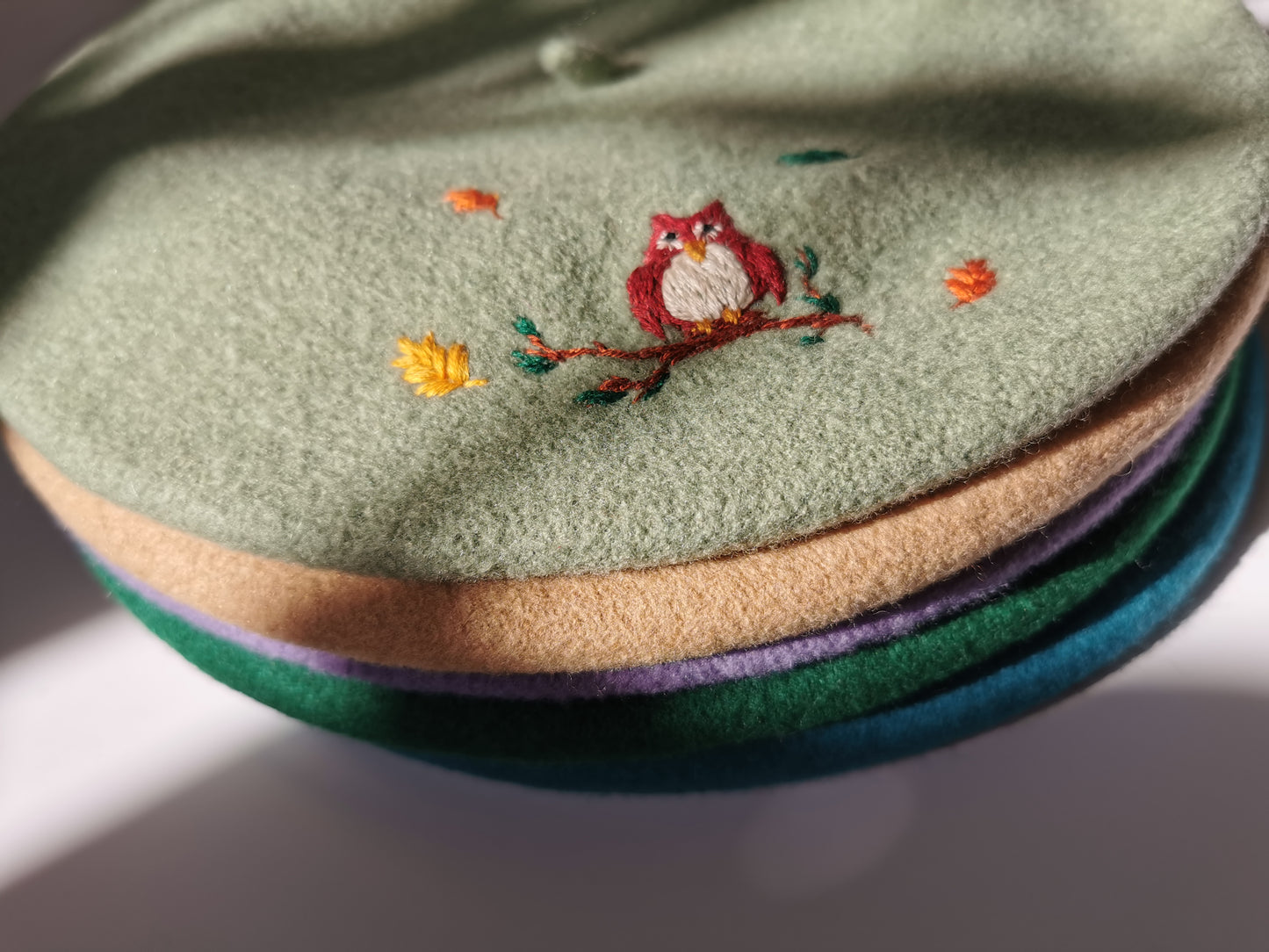 Beretă verde deschis cu bufniţă şi frunze