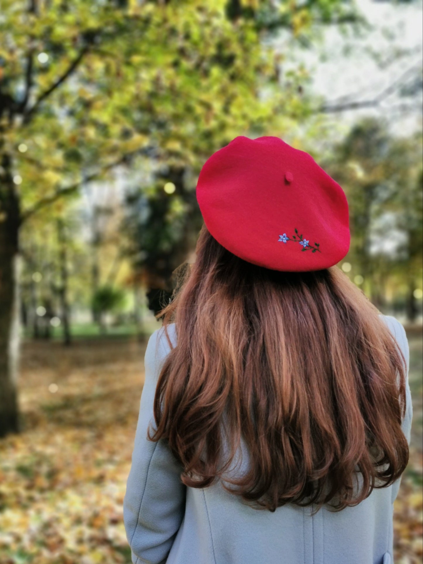 Beretă de lână roşie cu ramură de flori