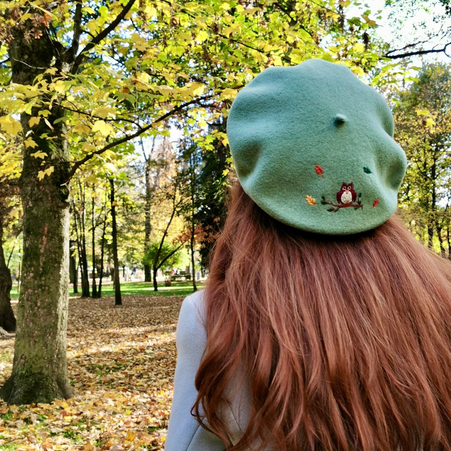 Beretă verde deschis cu bufniţă şi frunze