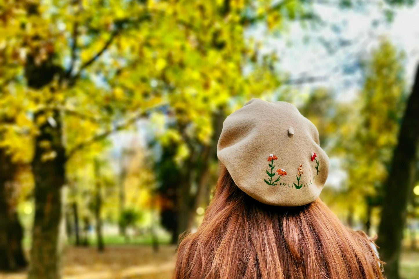 Beretă camel brodată cu flori