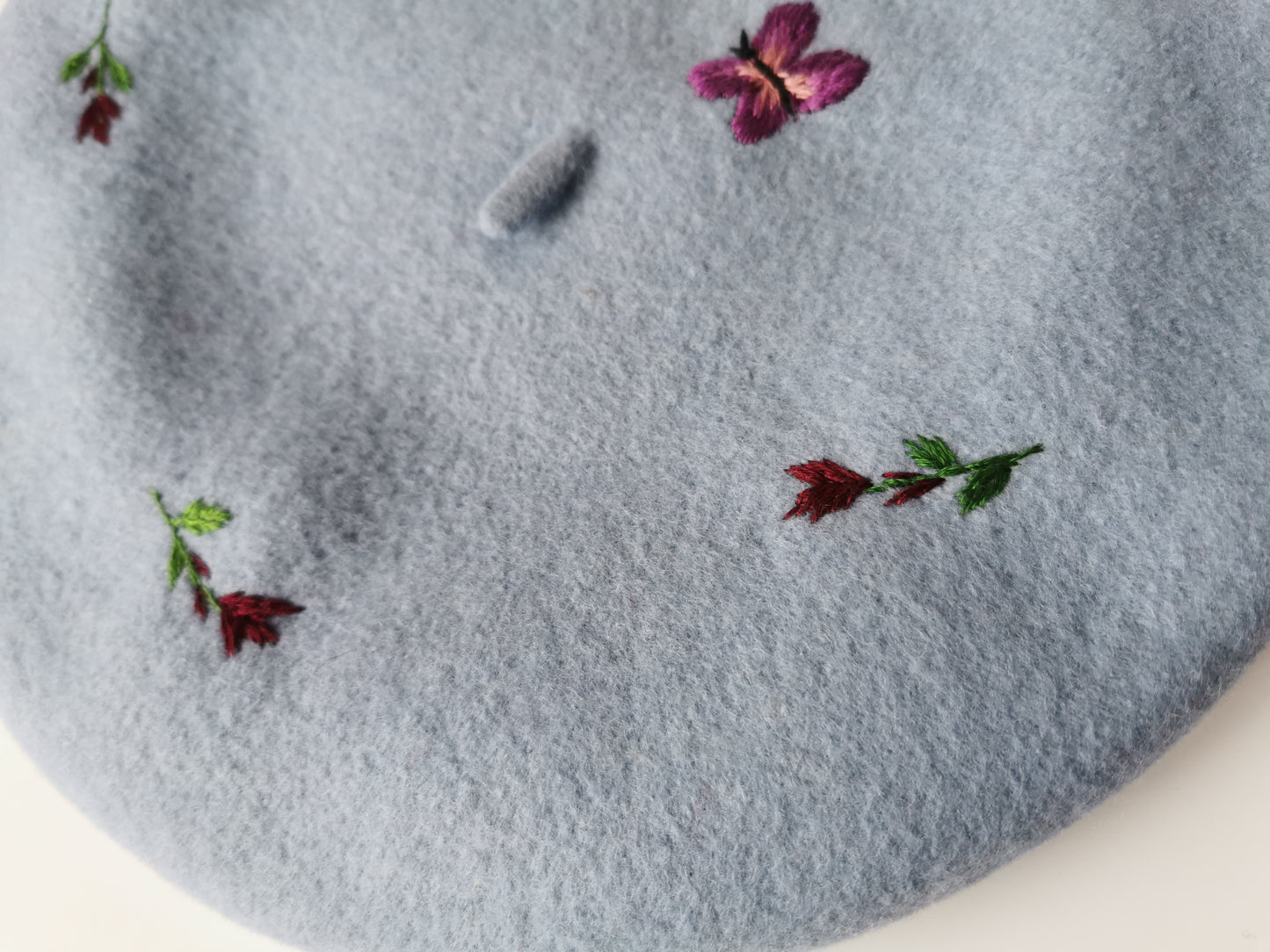 Beretă baby blue brodată cu fluture şi flori