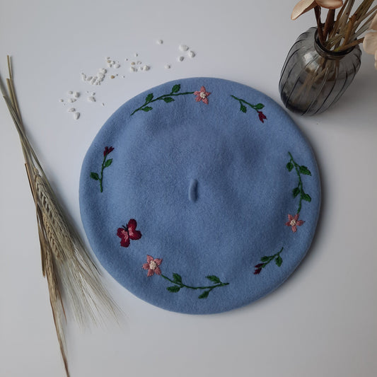 Beretă baby blue brodată manual cu flori şi fluture