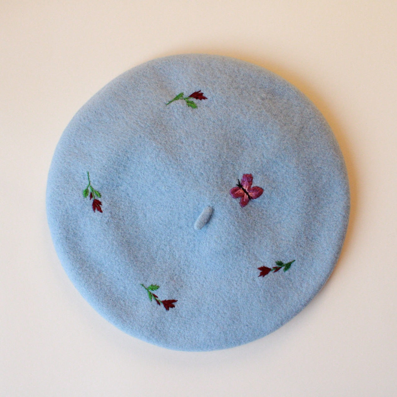 Beretă baby blue brodată cu fluture şi flori