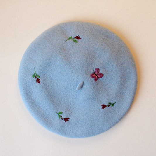 Beretă baby blue brodată cu fluture şi flori