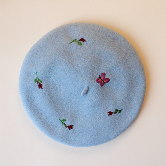 Beretă baby blue brodată cu fluture şi flori