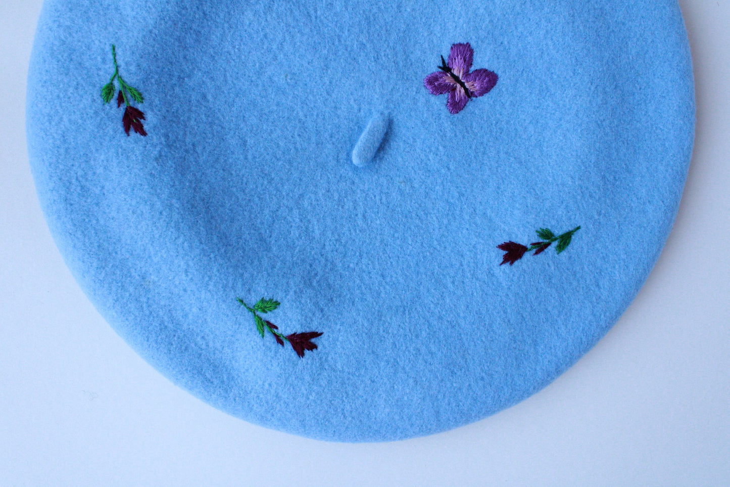 Beretă baby blue brodată cu fluture şi flori