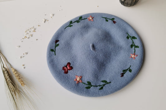 Beretă baby blue brodată manual cu flori şi fluture