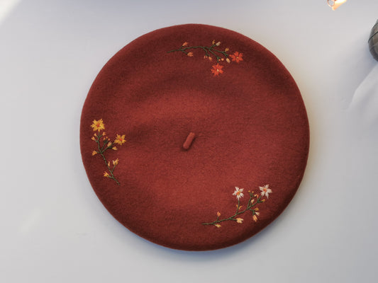 Beretă de lână cărămizie cu flori delicate