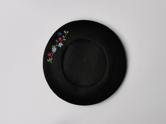 Beretă neagră de lână cu flori
