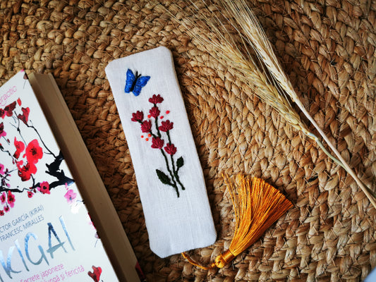 Semn de carte cu flori şi fluture