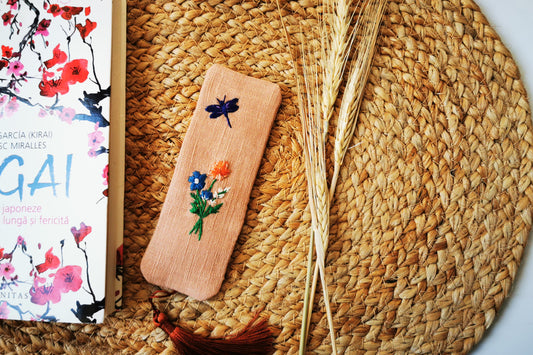 Semn de carte cu buchet de flori şi libelulă
