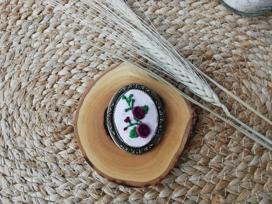 Broşă vintage cu trandafiri bordeaux