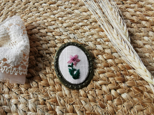 Broşă vintage cu floare roz