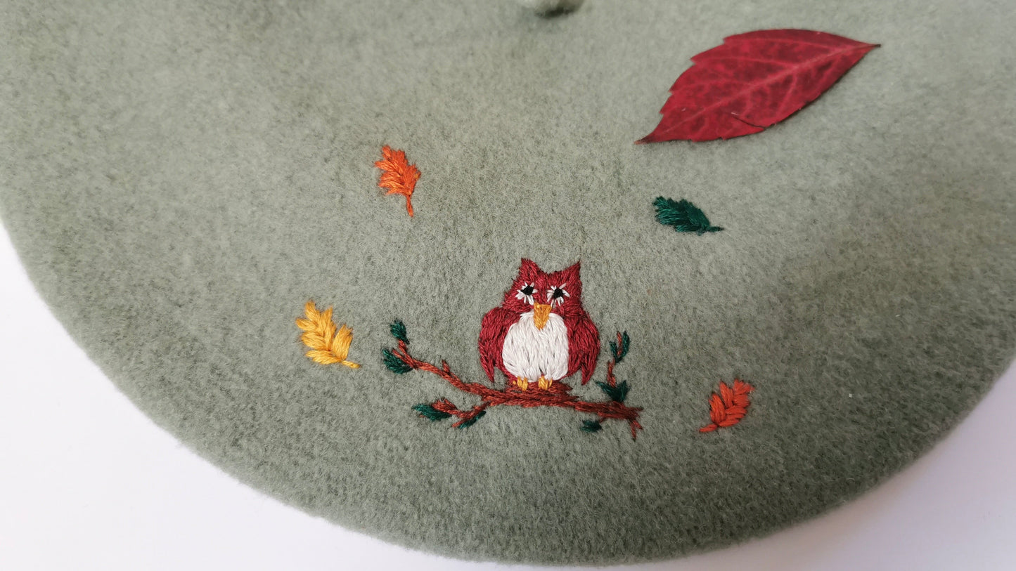 Beretă verde deschis cu bufniţă şi frunze