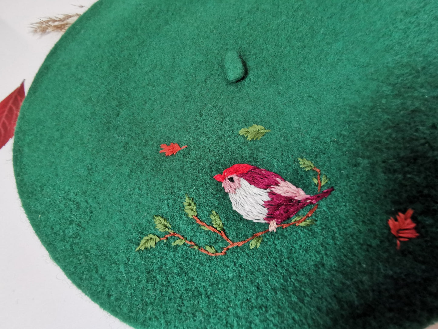 Beretă verde brodată cu pasăre