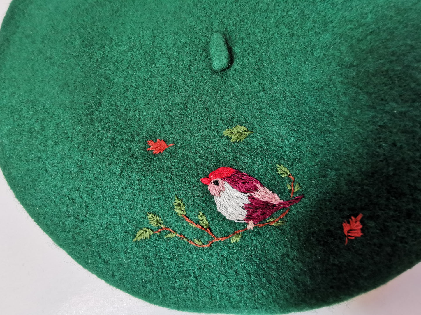 Beretă verde brodată cu pasăre