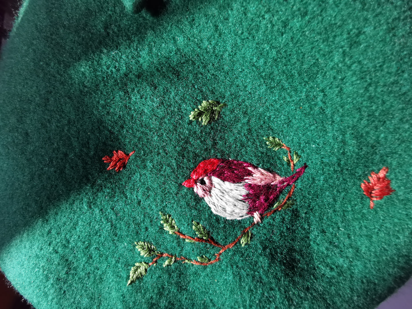 Beretă verde brodată cu pasăre