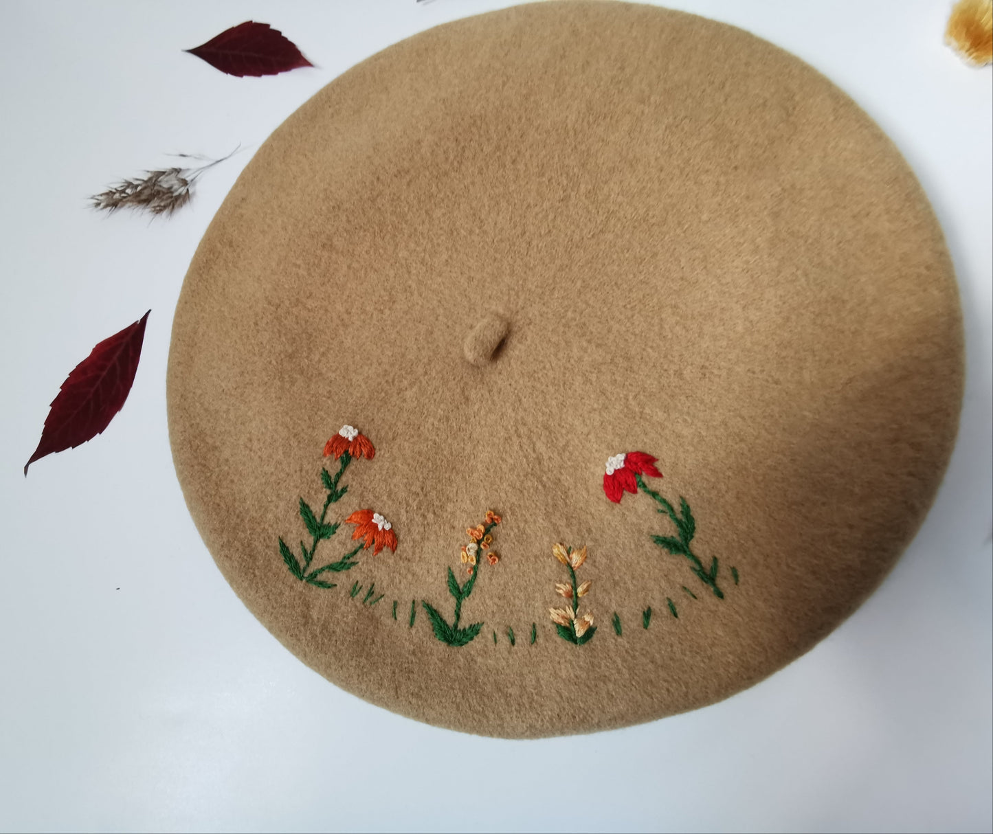 Beretă camel brodată cu flori