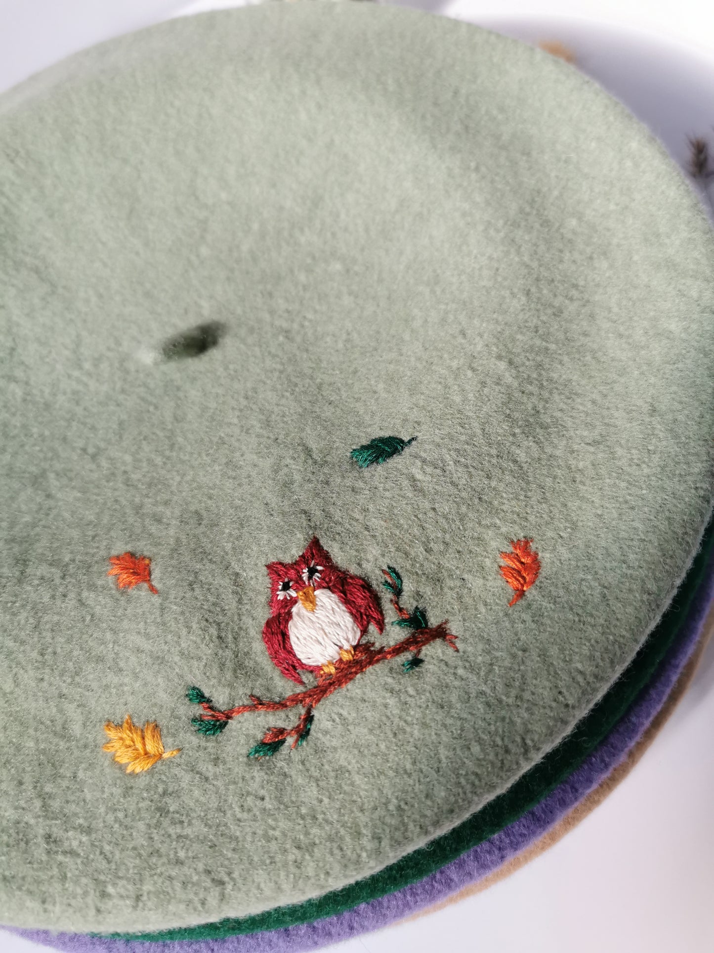 Beretă verde deschis cu bufniţă şi frunze